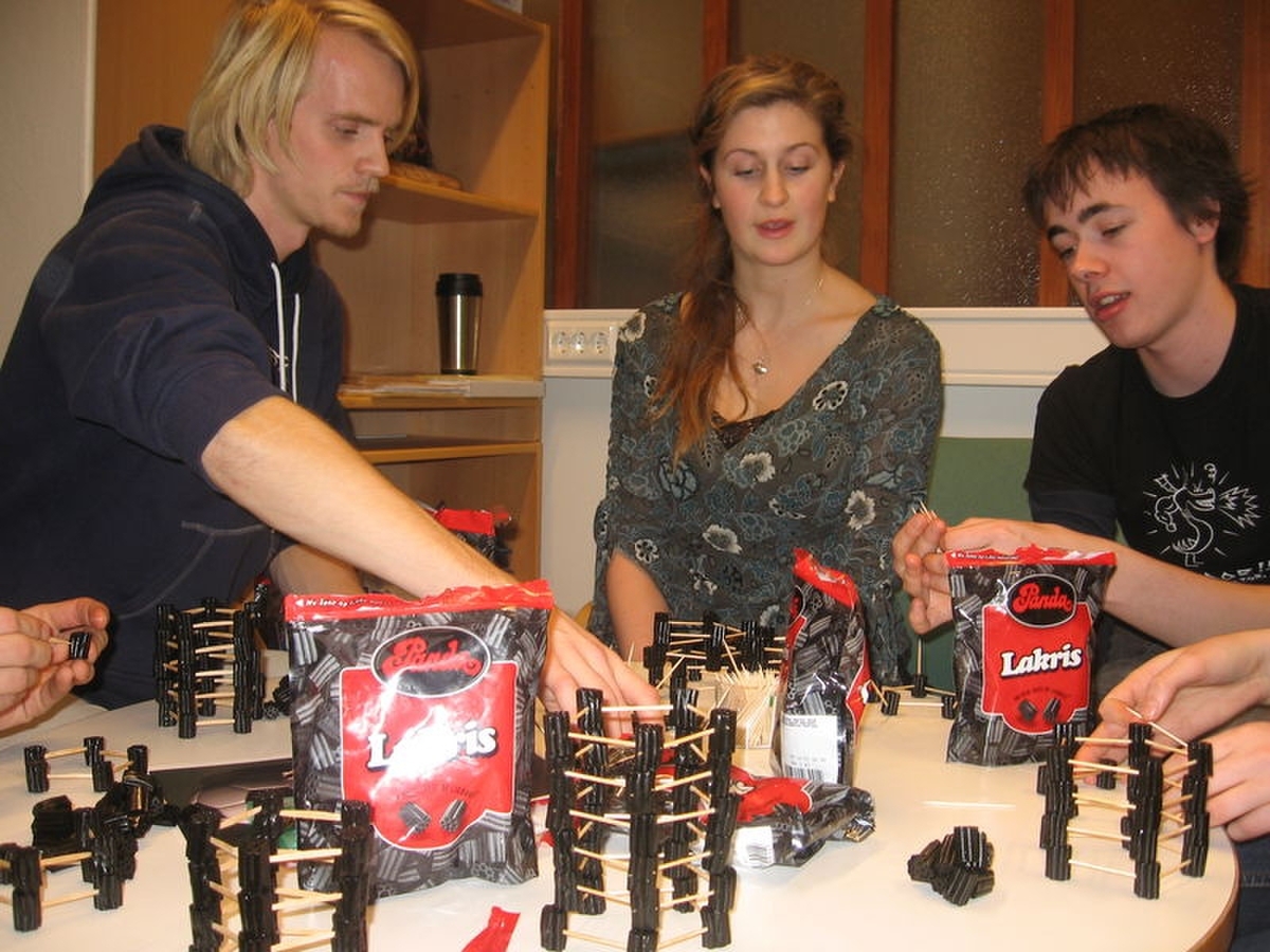 Første steg i å lage vellykkede Buckyballer er å lage femkanter. Og spise litt lakris, selvfølgelig.