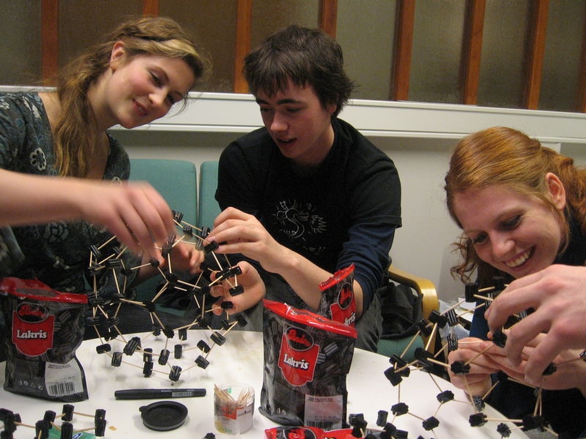 Lotte og Gøran ferdigstiller den første ballen