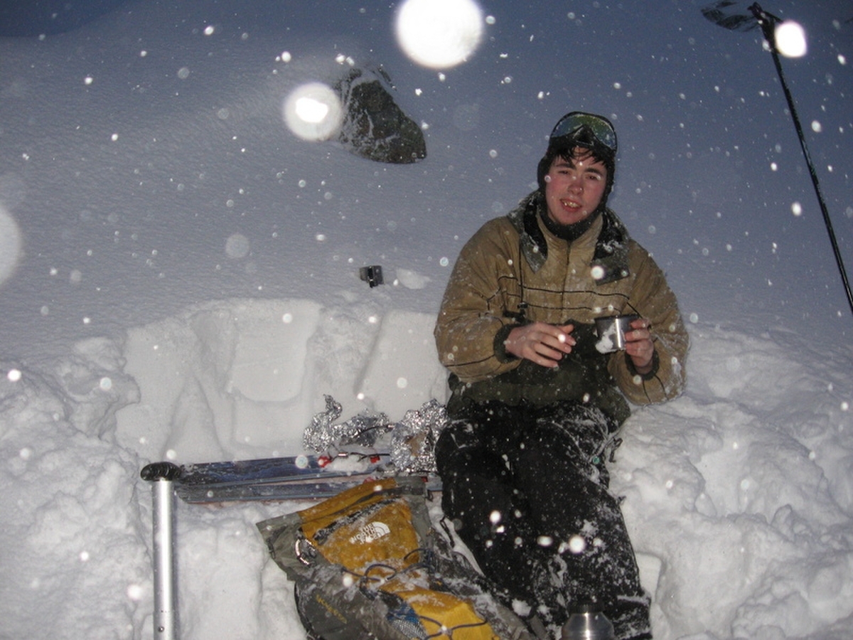 Vi fant noe som ligna på et ly mot vinden og snøen, og hadde en relativt komfortabel lunch. Det er ikke fullt så mørkt som det ser ut.