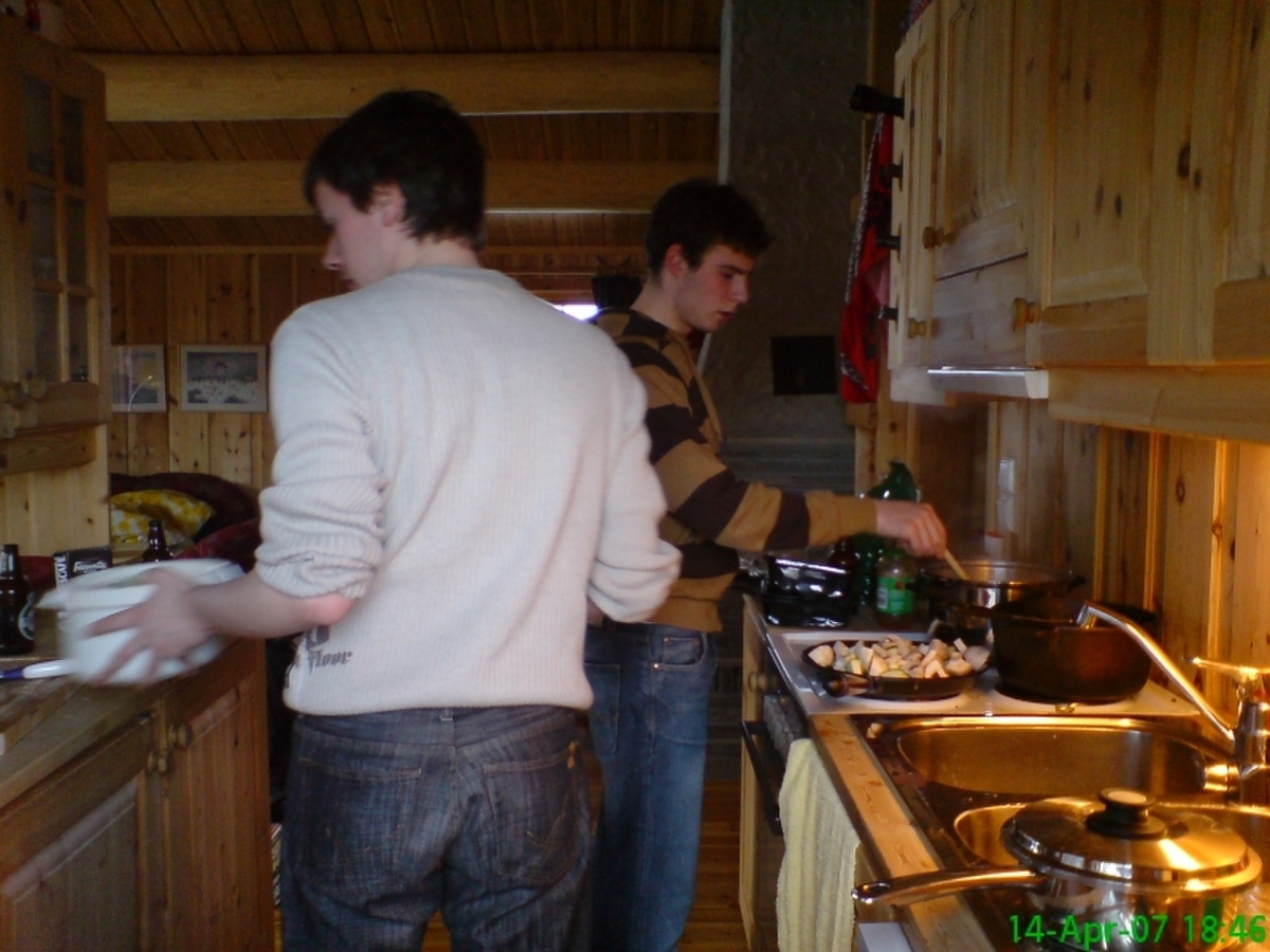 Gøran og Kai lager pasta m/tilbehør.. Nammeh!