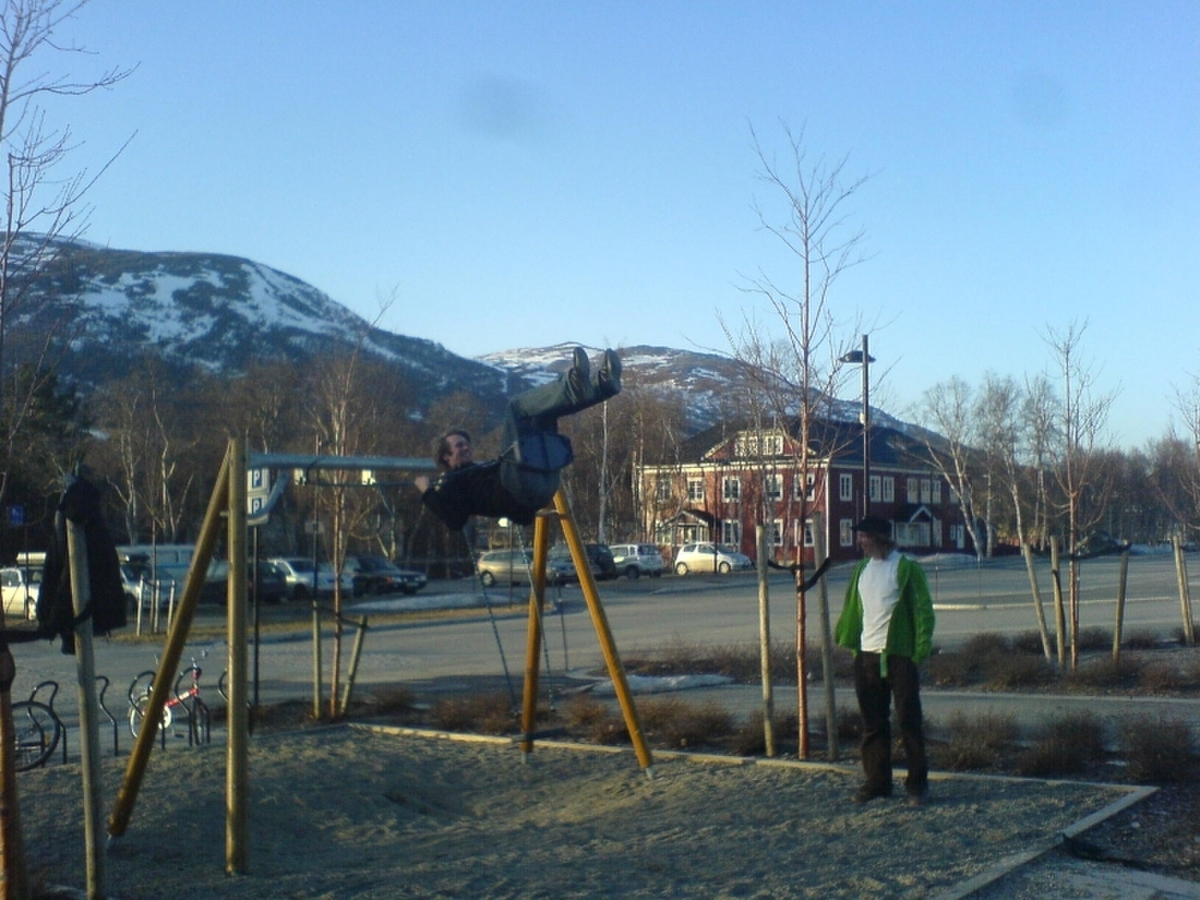 Alle muligheter til fart og høyde ble utforsket i Oppdal, selv uten ski på beina.