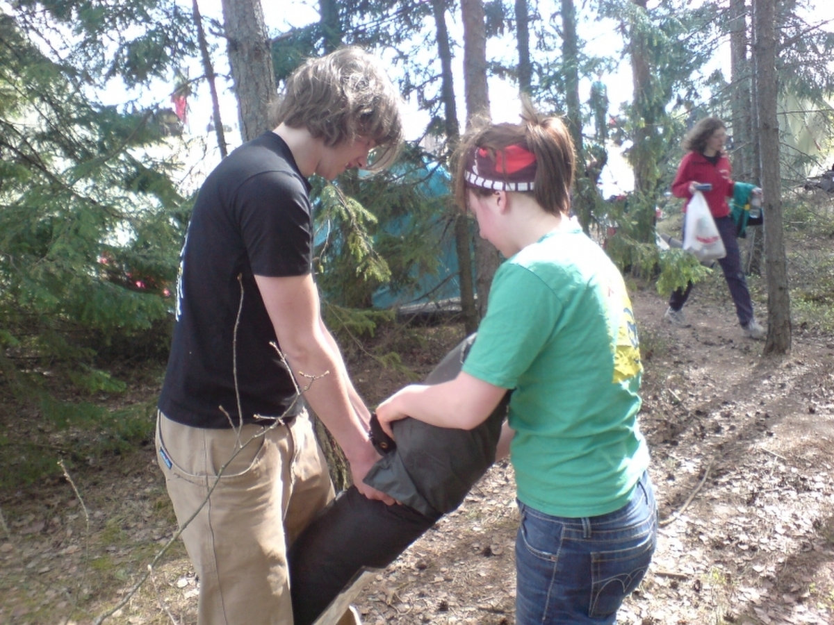 Jostein og Hilde pakker telt