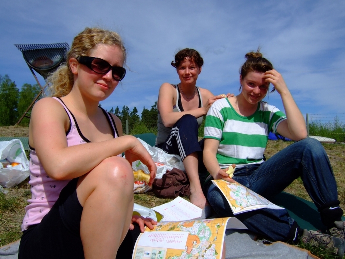 Været var upåklagelig. Vi studerer kartet og diskuterer veivalg og bommmerter (muligens mest det siste)