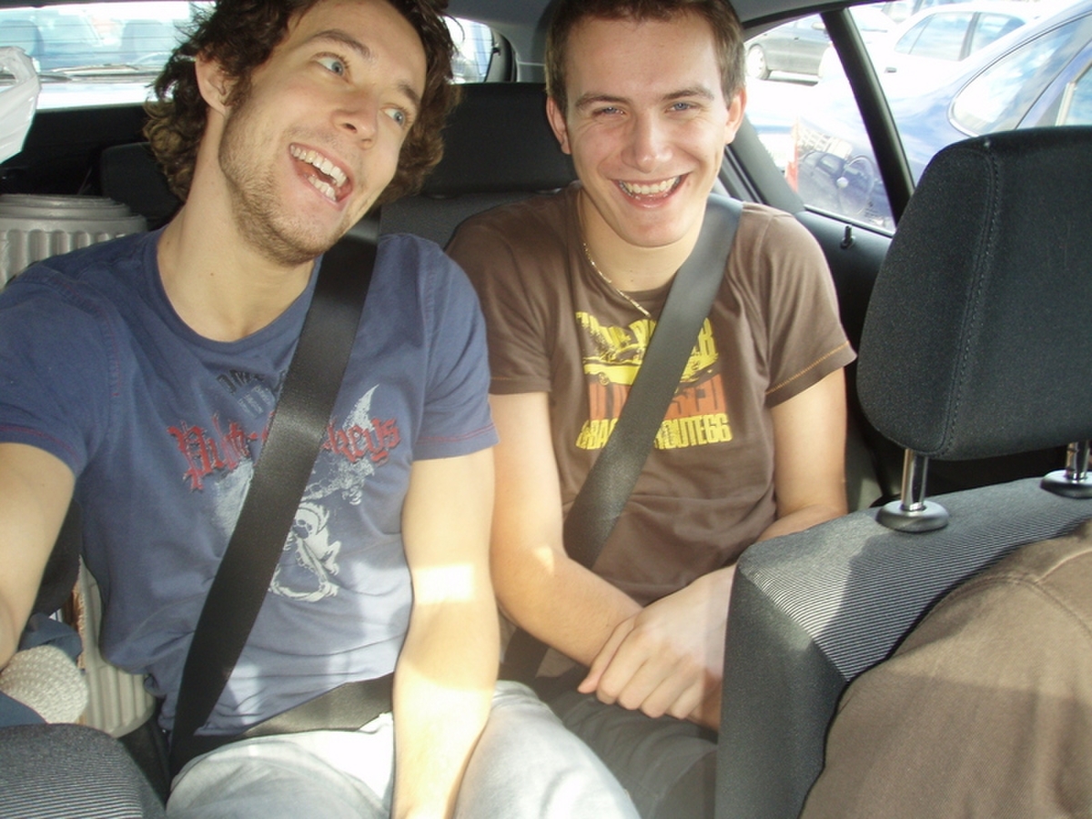 Lars og Ken Roger koser seg i det noe trange baksetet