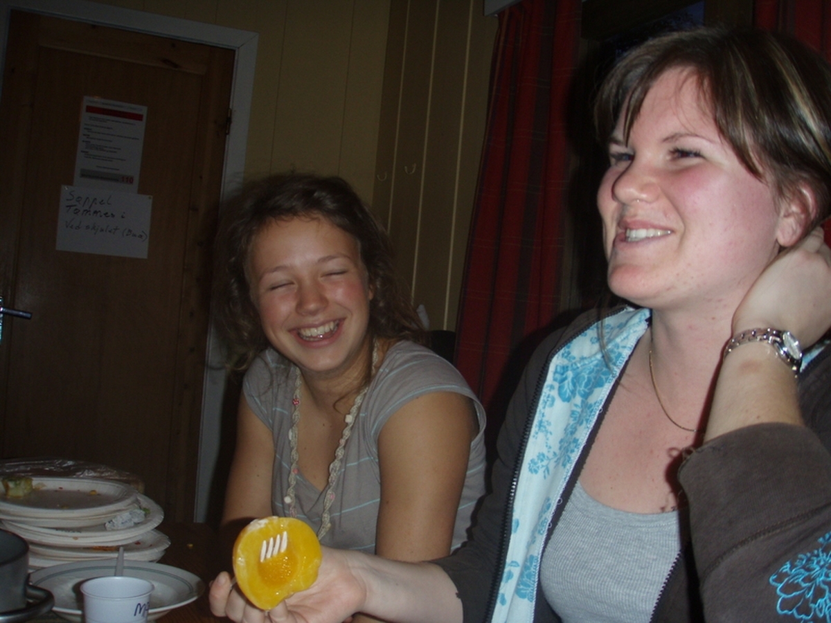 Marianne skulle prøve å få en hel halv fersken i munnen på en gang. Dessverre så bøyde hun seg framover mens hun prøvde, så det ble ingen bra actionbilder.