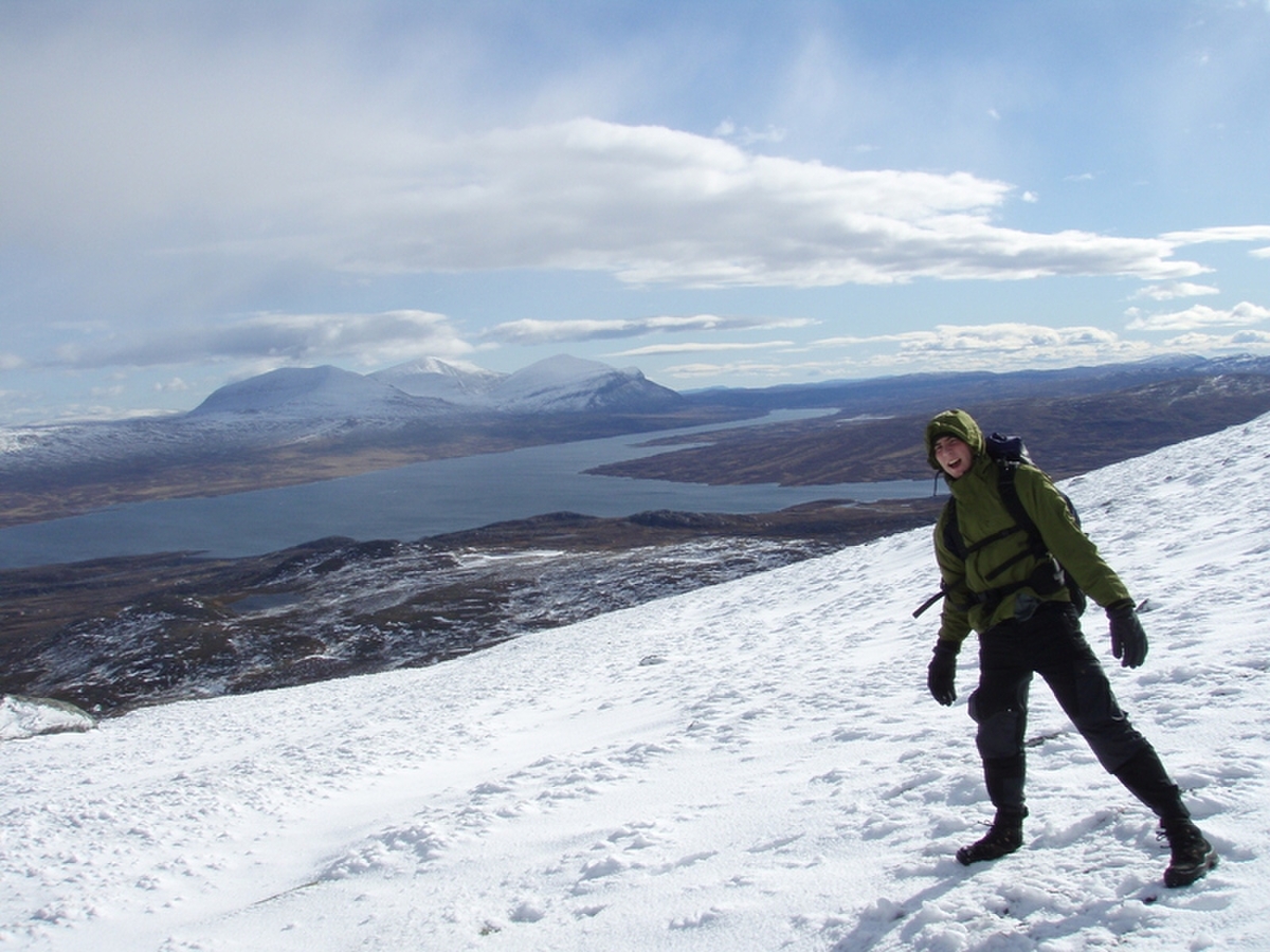 Kai står bredbent i den sterke vinden. Fotografen sliter med å stå rett, skal en dømme etter det fantastisk skjeve bildet.