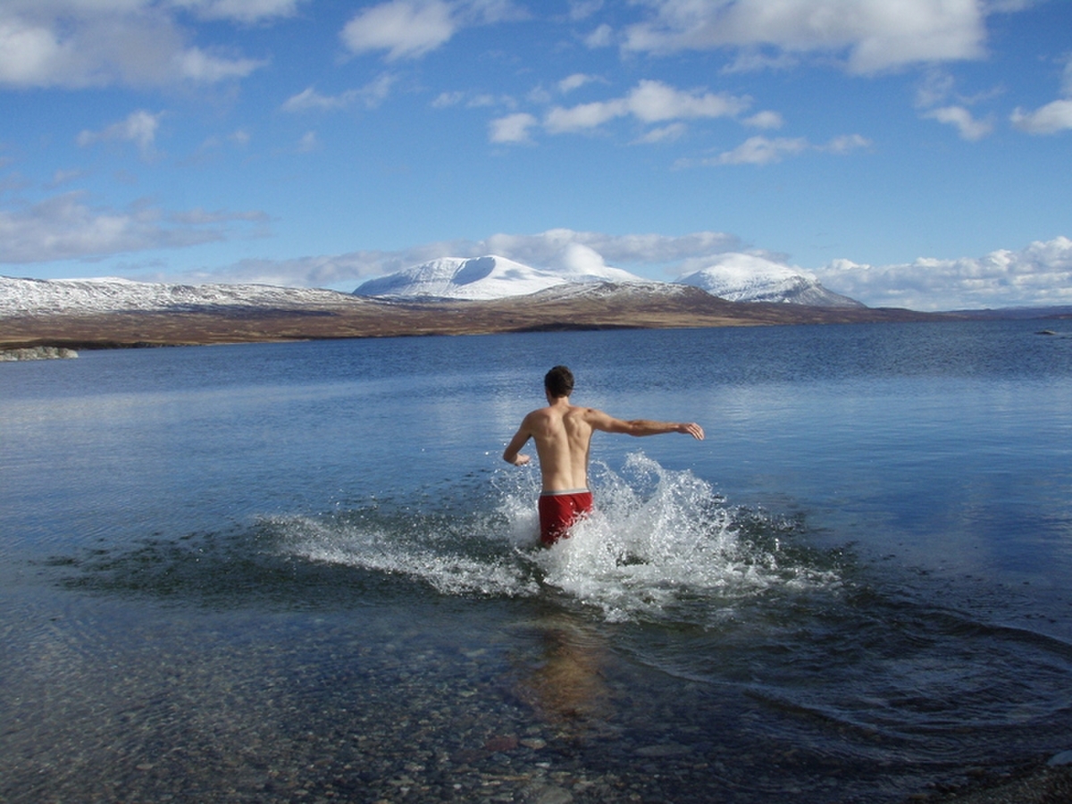 Kai syntes fjellet der borte var så fint at han løp ut i vannet for å svømme dit