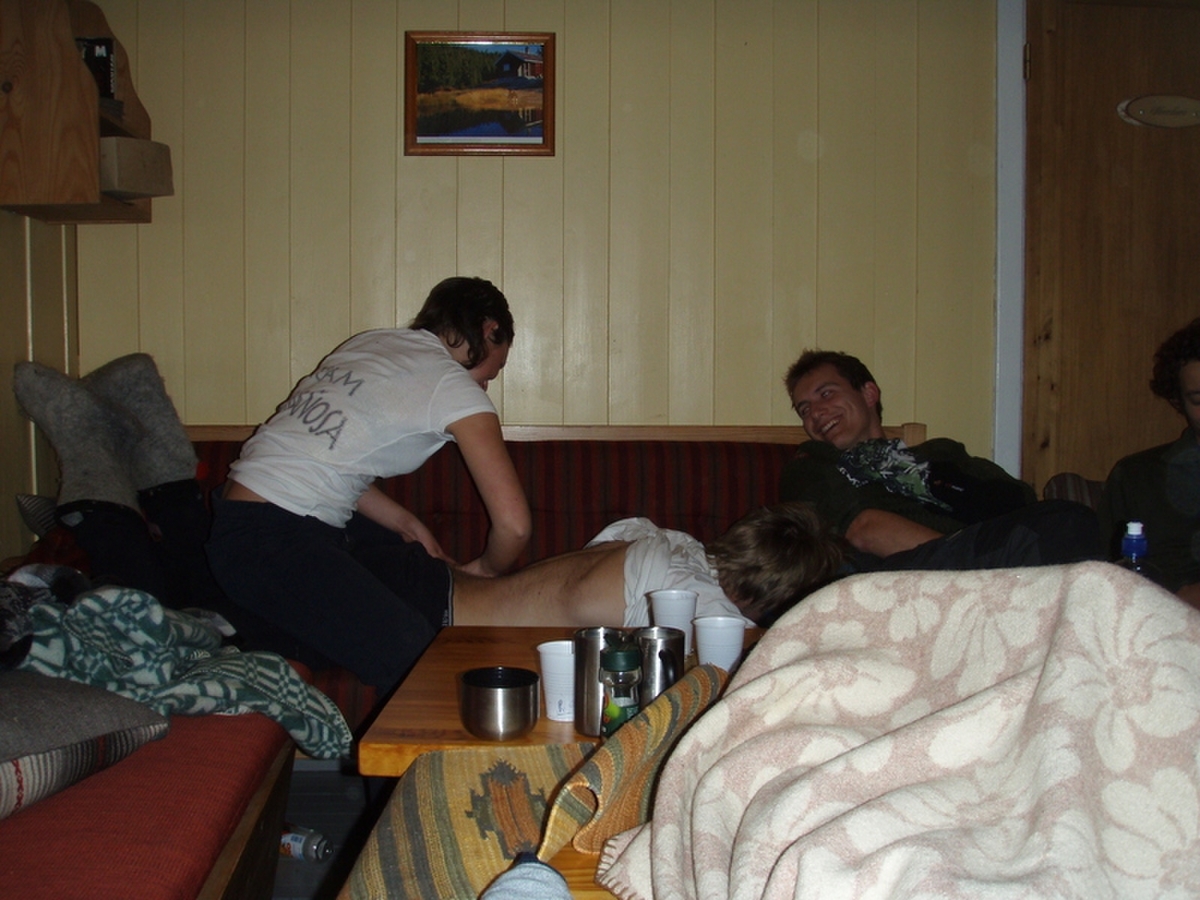 Ingrid masserer, Audun koser seg, Lars ler