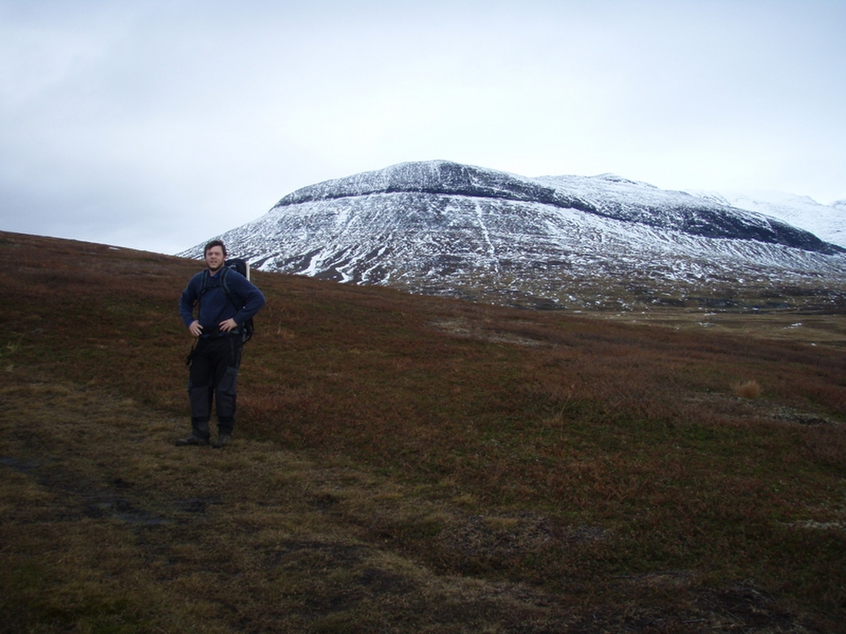 Carl poser mens vi venter på resten