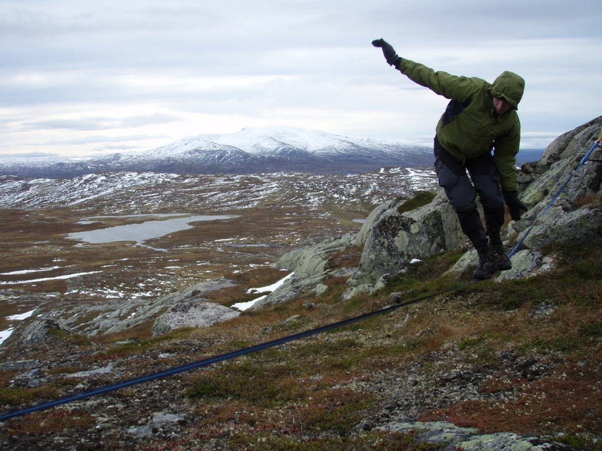 Jeg fikk satt opp lina på toppen, og Kai gikk på den. Han lener seg kanskje litt i overkant mot vinden her...