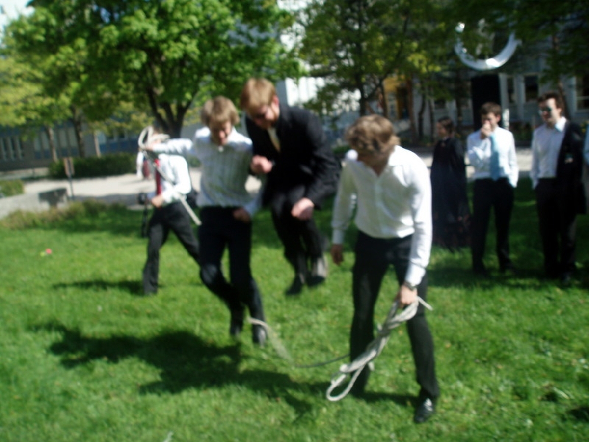 Det er ihvertfall ikke Oddmund sin feil om dette ikke funker! AP og audun sliter litt derimot, vet ikke om det er no triks å ha et bein på hver side av tauet :P