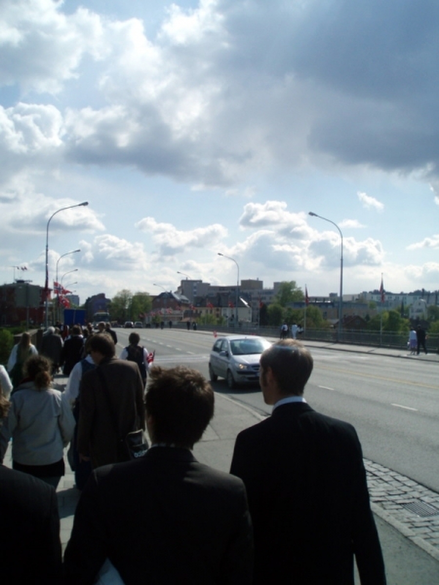 Toget er ferdig og noen spiser is mens andre trekker seg tilbake til lesesalen...