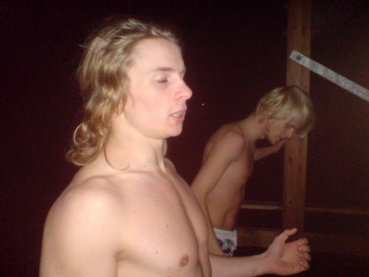 AP og Sigmund har skjønt at det ikke er noe håp, og lukker øynene til en siste bønn. Sigmund må støtte seg til en stolpe for å finne styrken, mens AP velger å stå med åpne armer for å få styrken fra høyere makter.