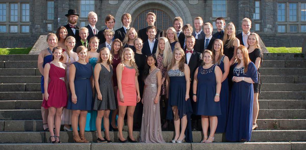 Den tiende i (minus) niende hvert år feirer vi bursdagen vår med en heidundrandes fest, Buckyballet. Da blir også de nye gjort litt ekstra stas på, og her viser de seg fra sin beste side. Dere gjør oss stolte, kull 14! 
